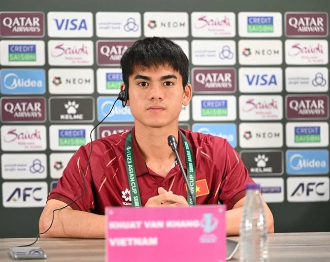 Vận động viên quần vợt đang giao bóng mạnh mẽ trên sân, hình ảnh cá cược tennis b66 trang chủ chính thức